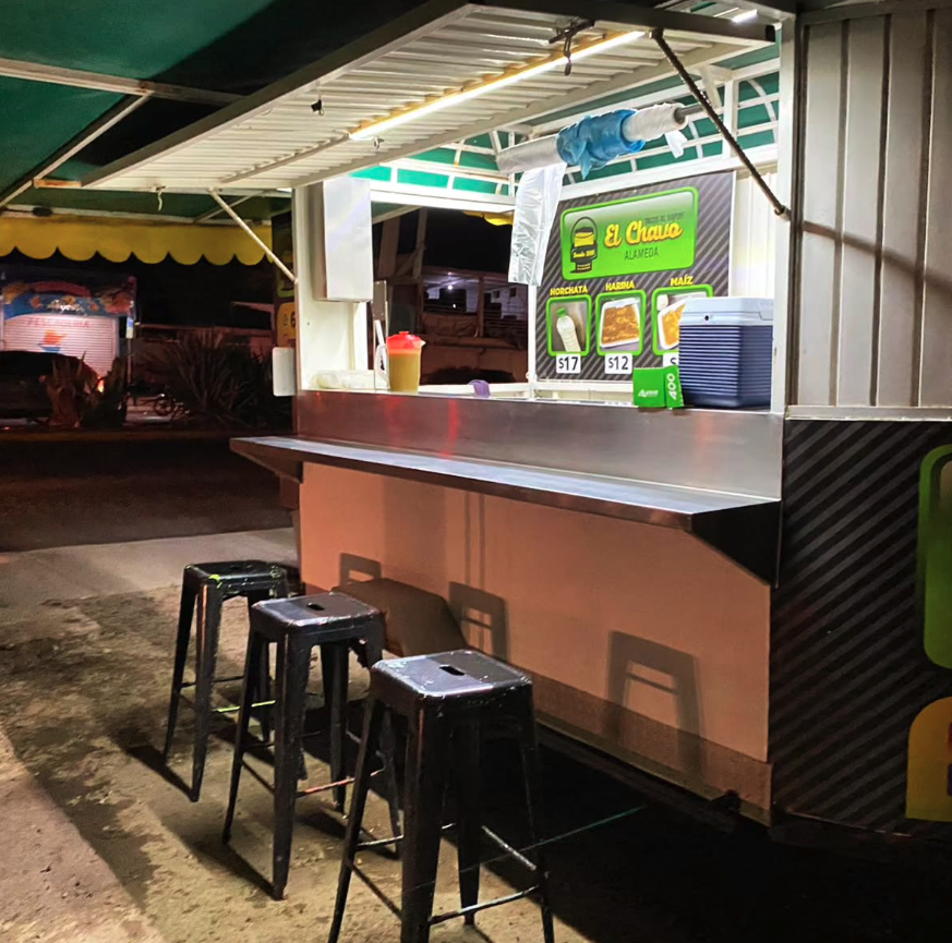 Puesto de TacosDeLaCano en operación nocturna