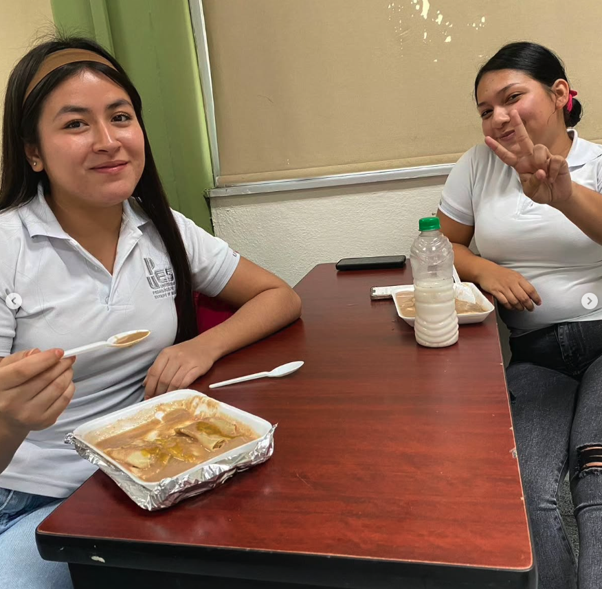Estudiantes disfrutando tacos de TacosDeLaCano
