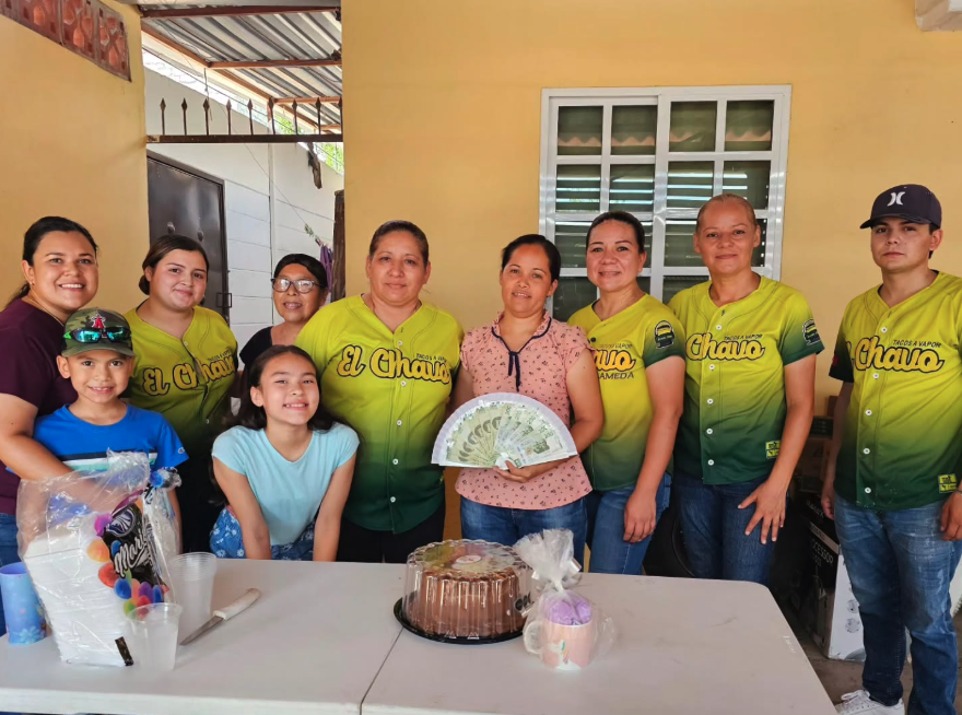Celebración familiar del equipo TacosDeLaCano